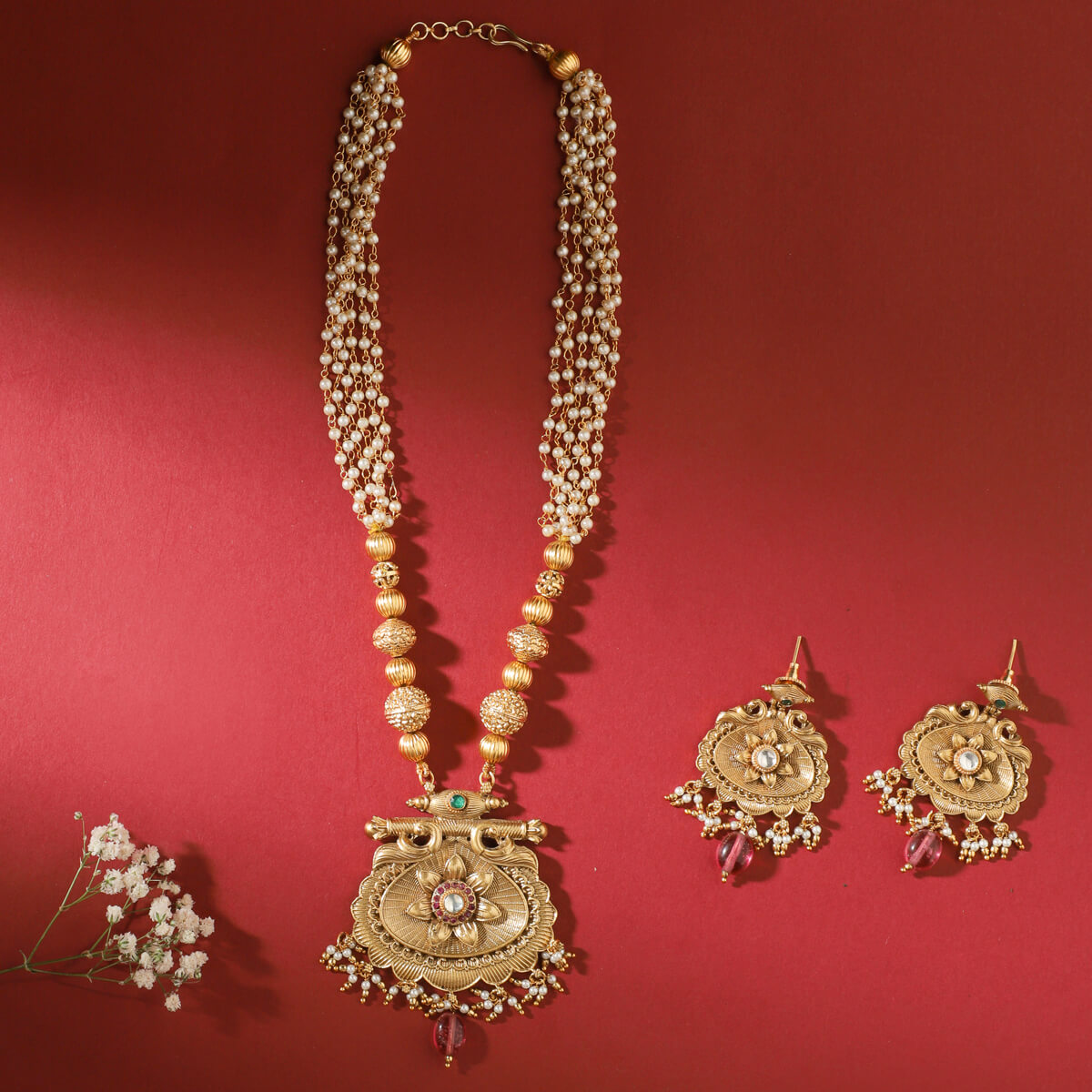 Kudan Pendant Set In Temple With Flower Motifs