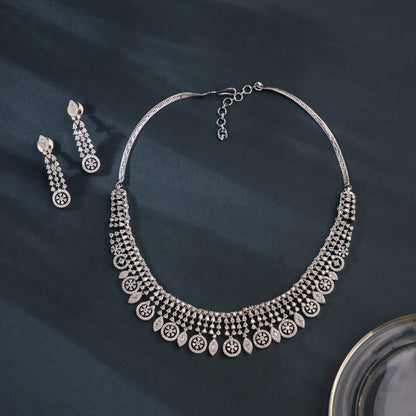 Diamond choker with swinging earrings